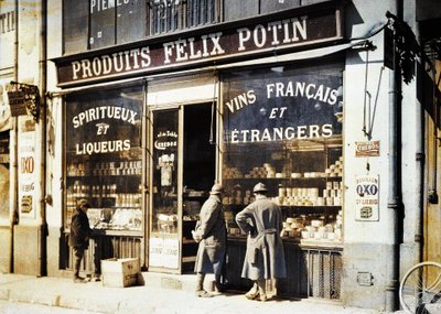 Dos soldados franceses y un niño frente a la licorería Felix Potin en el mercado, Reims, Marne, Francia, 1917 de Fernand Cuville